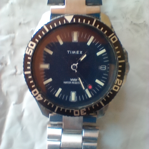 Vintage Timex Diver Watch Mens Silver Tone Black Dial Date Window Manual Wind - Picture 7 of 7